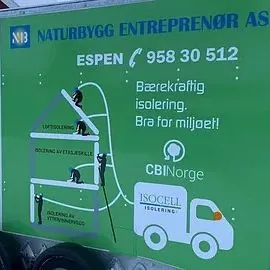 Grønn tilhenger med teksten Naturbygg Entreprenør AS