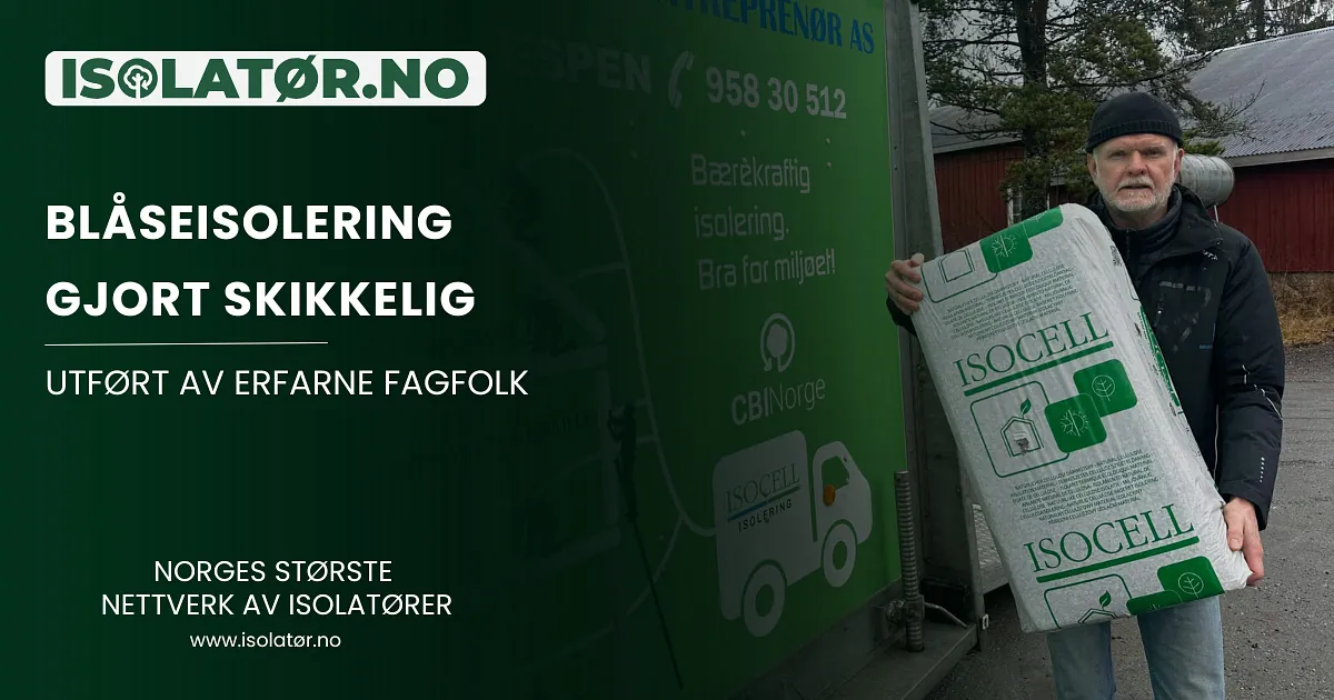 Ansatt som holder en rull isolasjon foran en grønn reklamevegg.