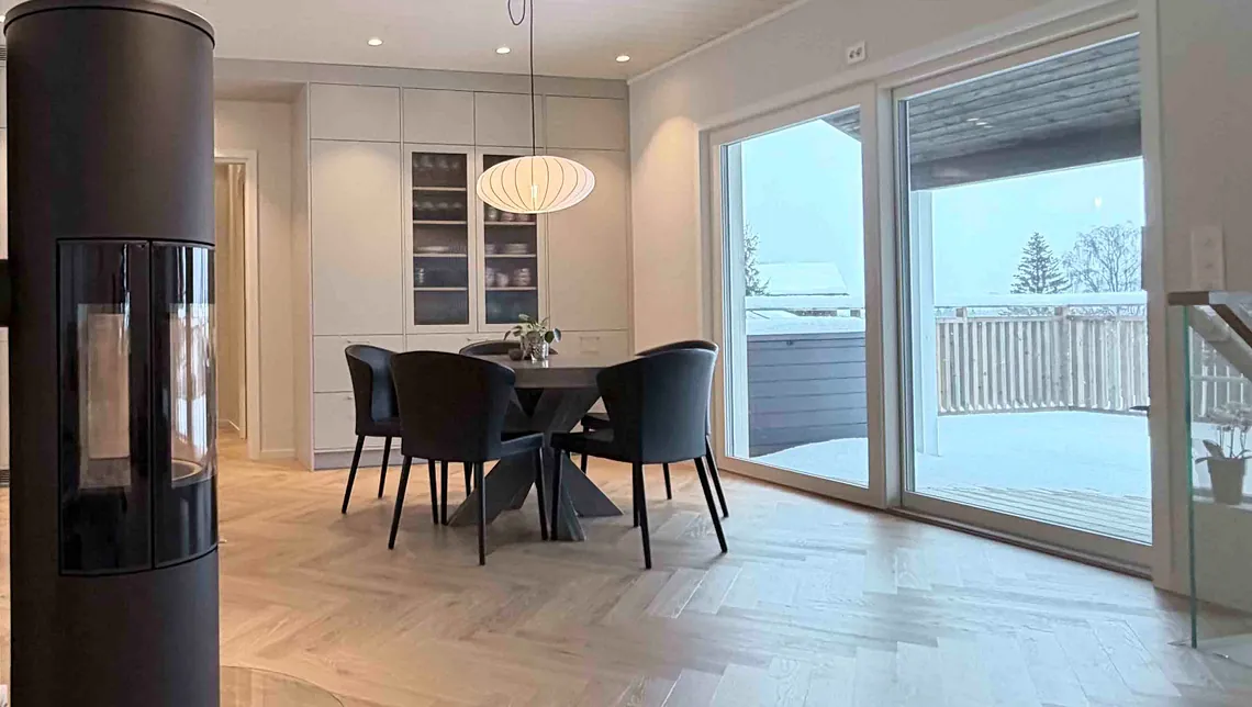 Spisestue med store vinduer