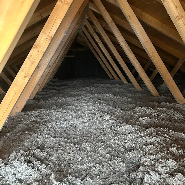 Blåseisolering ferdig lagt på et loft i Gjerdrum.