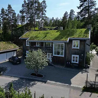 Moderne tømmerhus med torvtak i Gjerdrum, Akershus av Naturbygg AS.