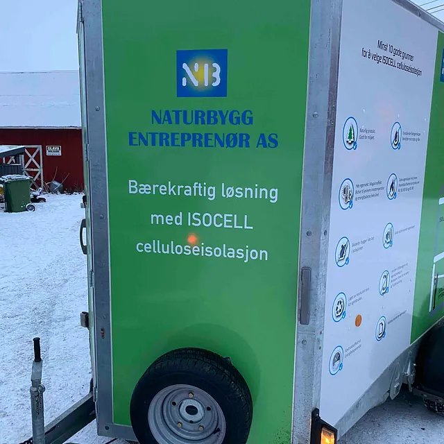 Isoleringstilhenger parkert i snøen på Gjerdrum.